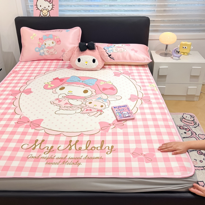 91家纺网 家纺一手货源 找家纺 暮思家居 2025新款正版授权A类大版数码印花三丽鸥可机洗1200D冰丝凉席可组合针织棉夏被四件套床笠款 床笠款-相框美乐蒂