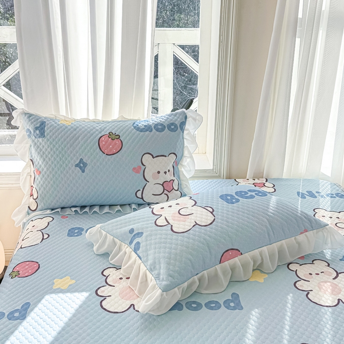 91家纺网 家纺一手货源 找家纺 康纳利2025新款A类冰豆豆床裙款凉席夏被四件套凉感丝空调被送买家秀 草莓小熊