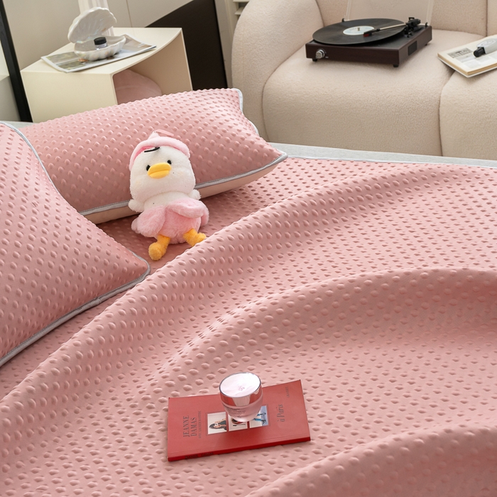 91家纺网 家纺一手货源 找家纺 默忆 2025新款3D轻奢风直播网红热款凉感丝冰豆豆三明治复合床单款凉席两件套三件套 时尚粉