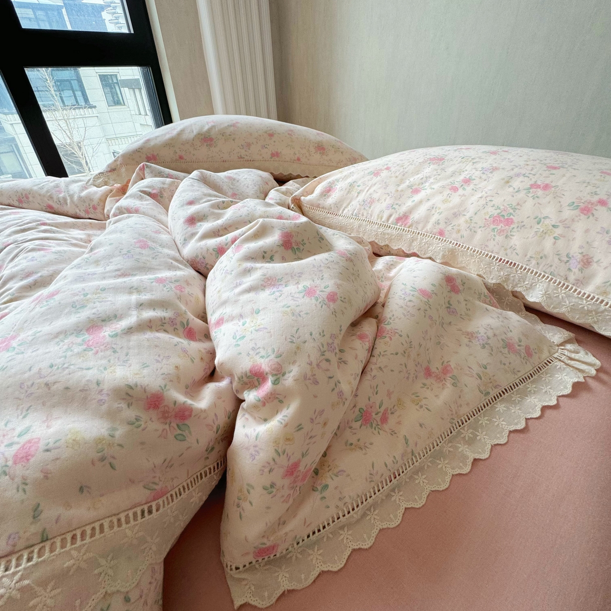 91家纺网 家纺一手货源 找家纺 8+8 （花型持续更新中）2025新款全棉双层纱镂空花边/皱皱花边四件套 蔷薇