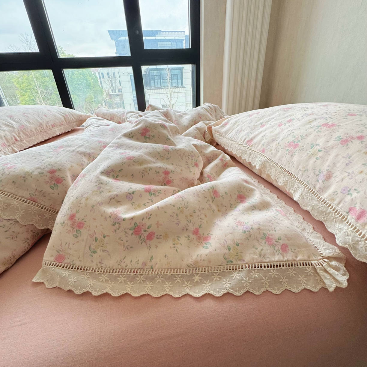 91家纺网 家纺一手货源 找家纺 8+8 （花型持续更新中）2025新款全棉双层纱镂空花边/皱皱花边四件套 蔷薇