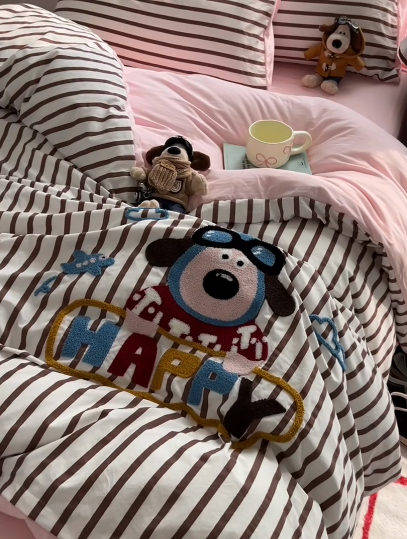 91家纺网 家纺一手货源 找家纺 （总）子钦2025新款云朵棉印加绣卡通毛巾绣四件套-飞行狗系列