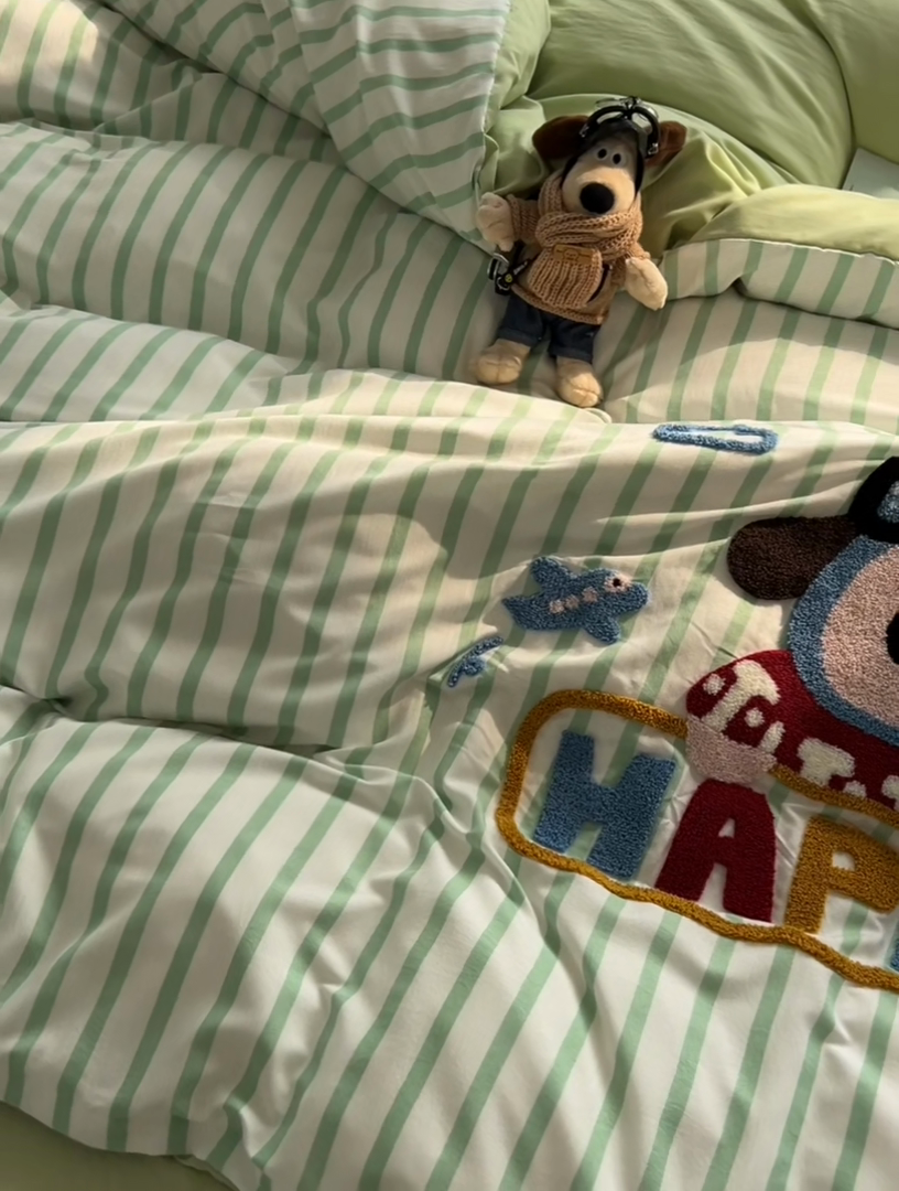 91家纺网 家纺一手货源 找家纺 （总）子钦2025新款云朵棉印加绣卡通毛巾绣四件套-飞行狗系列