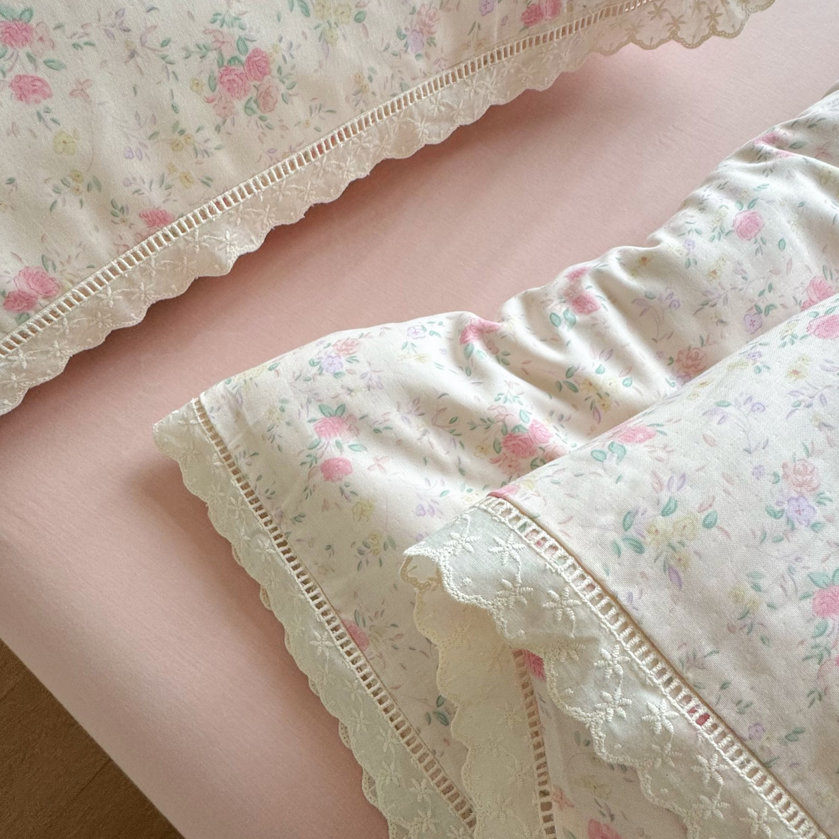 91家纺网 家纺一手货源 找家纺 8+8 （花型持续更新中）2025新款全棉双层纱镂空花边/皱皱花边四件套 蔷薇