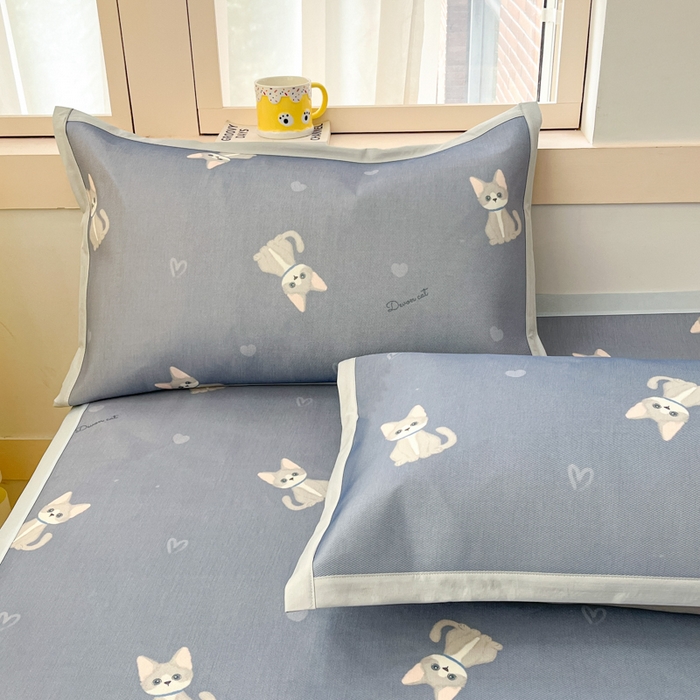 91家纺网 家纺一手货源 找家纺 绒艺席业 2025新款600D冰丝印花数码印花冰藤席卡通小清新系列 乖乖猫