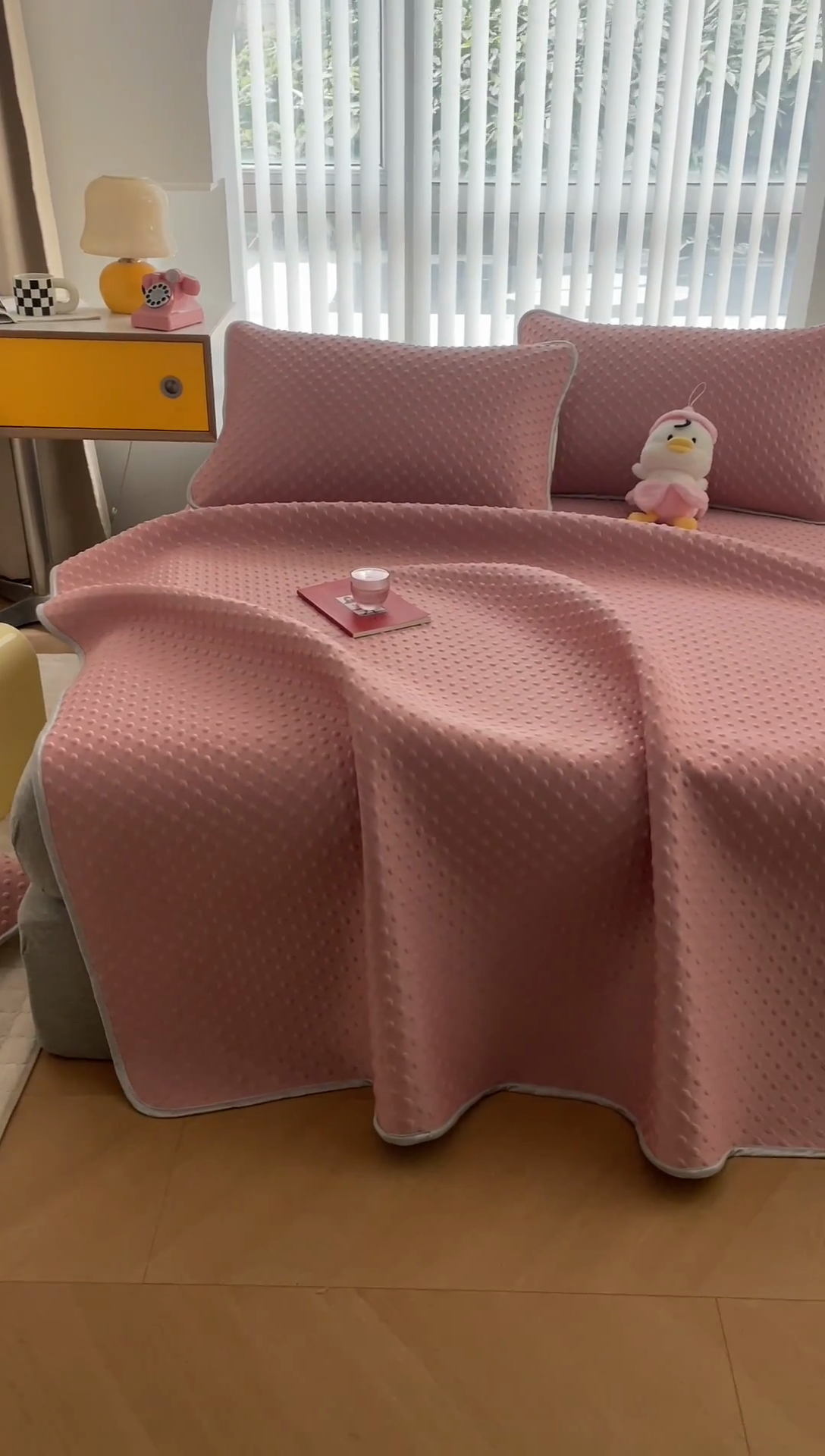 91家纺网 家纺一手货源 找家纺 默忆 2025新款3D轻奢风直播网红热款凉感丝冰豆豆三明治复合床单款凉席两件套三件套 时尚粉