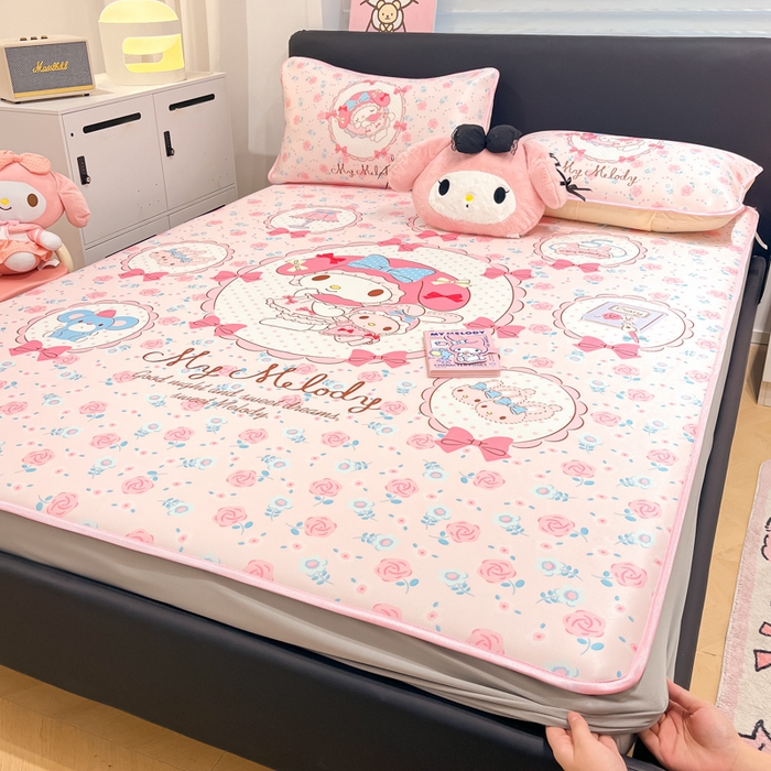 91家纺网 家纺一手货源 找家纺 暮思家居 2025新款正版授权A类大版数码印花三丽鸥可机洗1200D冰丝凉席可组合针织棉夏被四件套床笠款 床笠款-花园美乐蒂