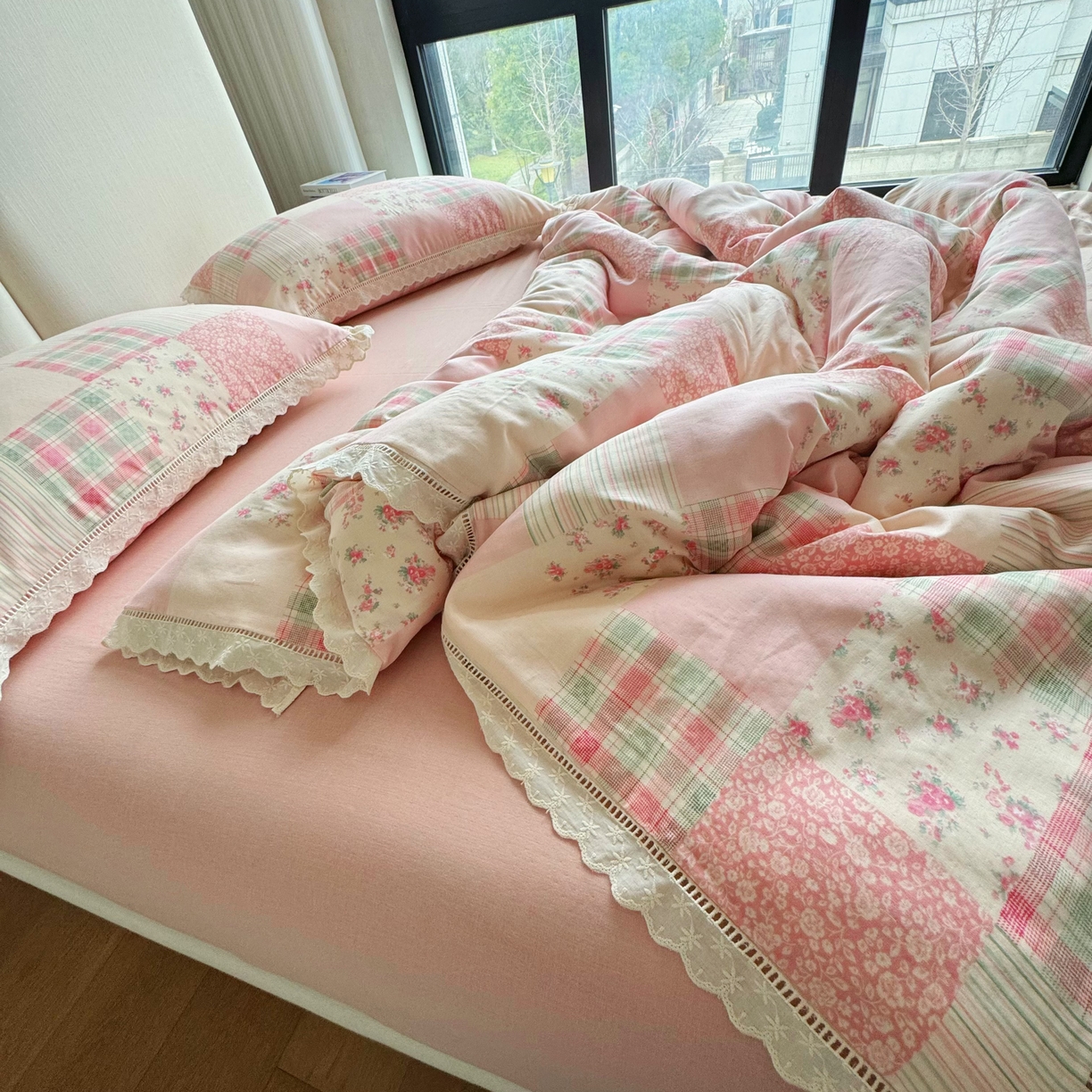 91家纺网 家纺一手货源 找家纺 8+8 （花型持续更新中）2025新款全棉双层纱镂空花边/皱皱花边四件套 田野少女