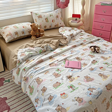 91家纺网 家纺一手货源 找家纺 妖妖家纺2025新款糯糯夏凉被四件套夏凉被空调被 可爱卡皮巴拉