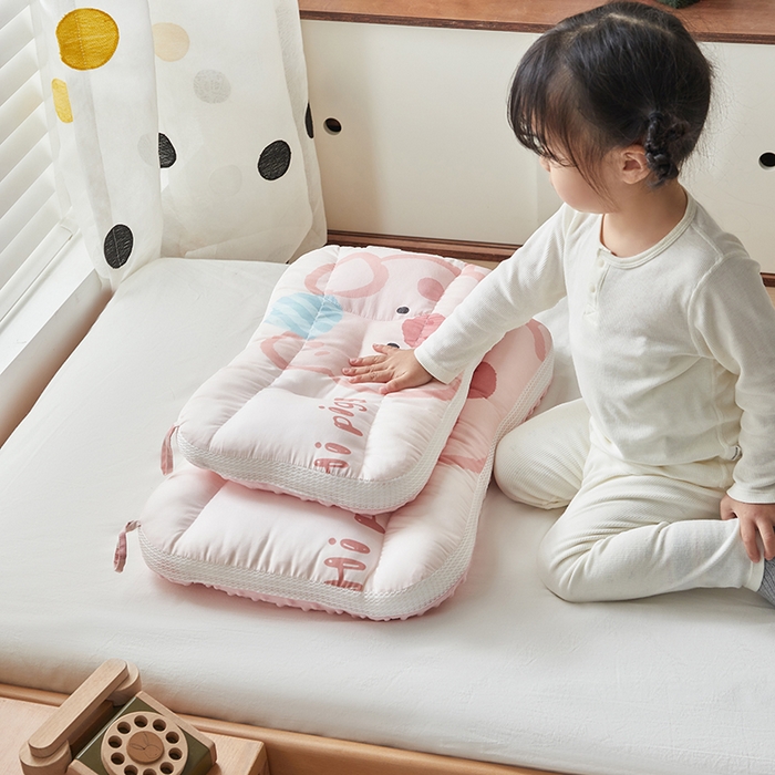 91家纺网 家纺一手货源 找家纺 2025新款A类大版卡通手绘AB版儿童豆豆枕枕芯系列 粉粉猪40*60cm/只