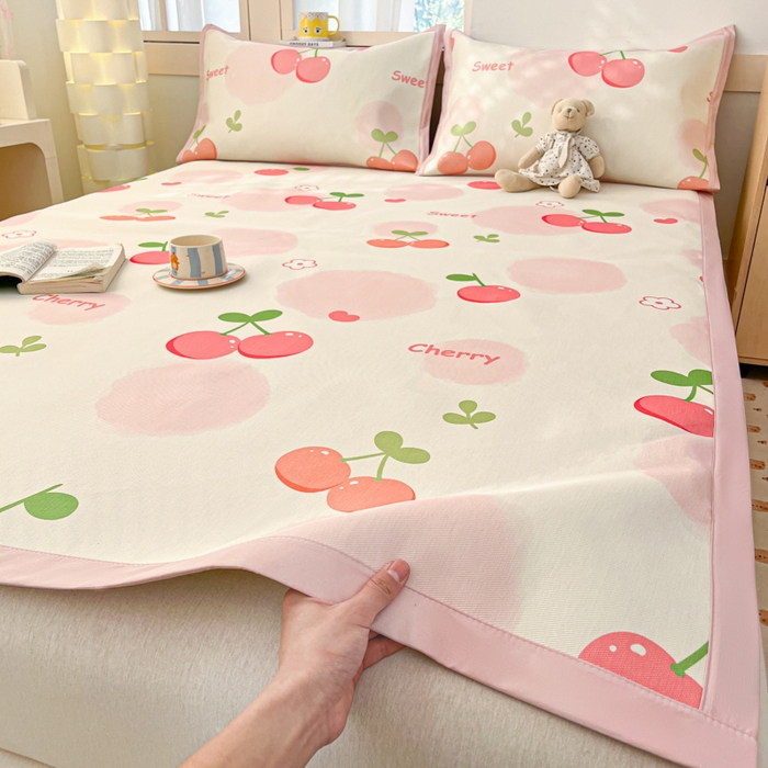 91家纺网 家纺一手货源 找家纺 绒艺席业 2025新款600D冰丝印花数码印花冰藤席卡通小清新系列 两颗樱桃