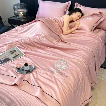 91家纺网 家纺一手货源 找家纺 富米莱（原臻工厂） 2025新款水洗真丝冰丝刺绣夏被床盖四件套夏凉被 天鹅之恋-浅豆沙