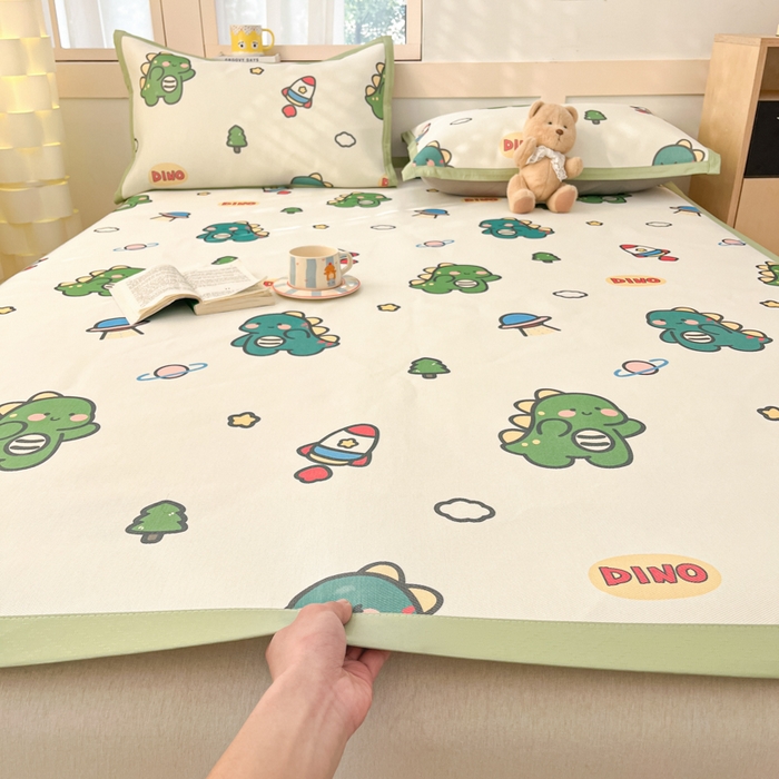 91家纺网 家纺一手货源 找家纺 绒艺席业 2025新款600D冰丝印花数码印花冰藤席卡通小清新系列 恐龙乐园