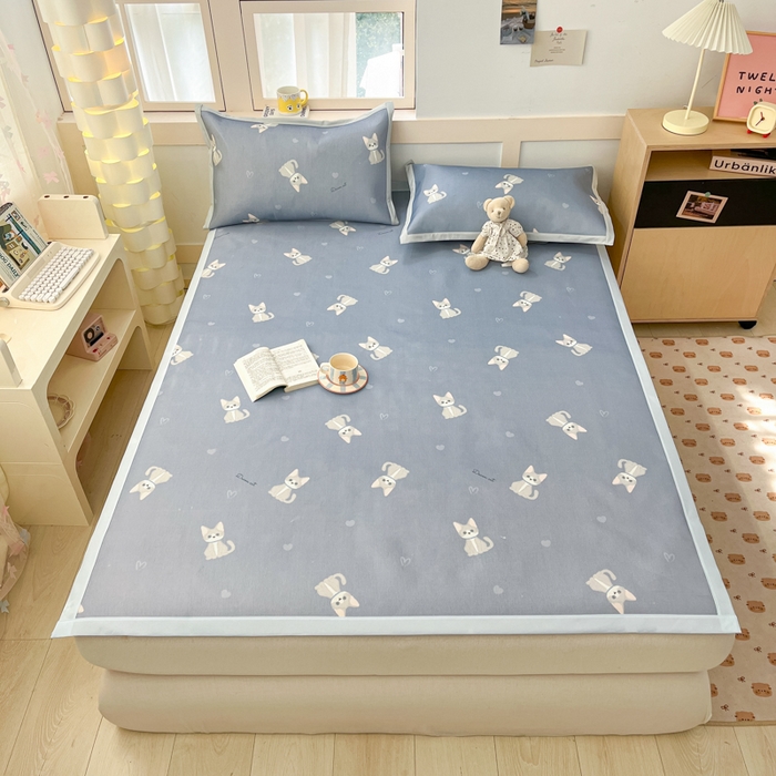 91家纺网 家纺一手货源 找家纺 绒艺席业 2025新款600D冰丝印花数码印花冰藤席卡通小清新系列 乖乖猫