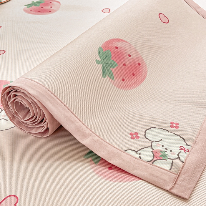 91家纺网 家纺一手货源 找家纺 绒艺席业 2025新款600D冰丝印花数码印花冰藤席卡通小清新系列 小草莓