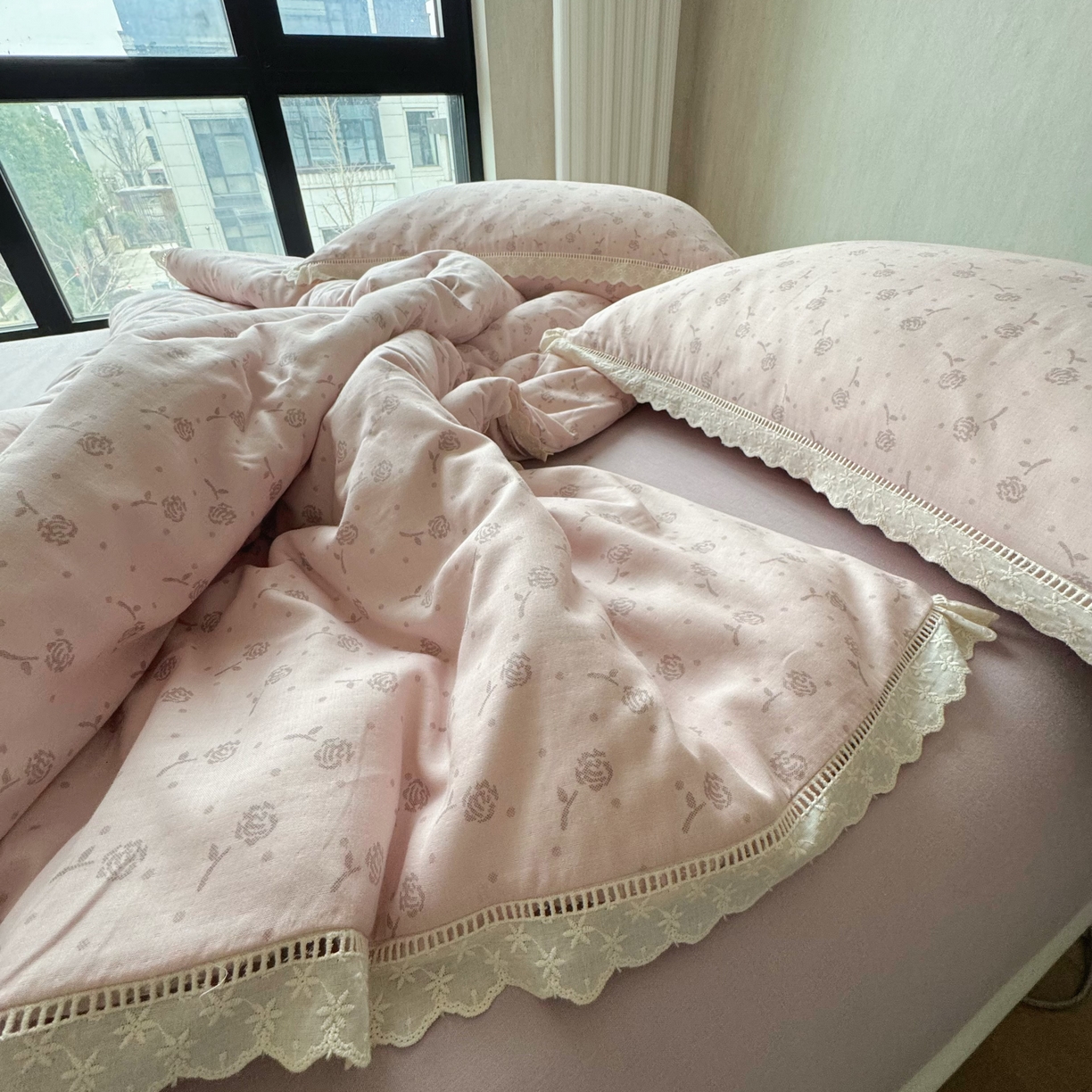 91家纺网 家纺一手货源 找家纺 8+8 （花型持续更新中）2025新款全棉双层纱镂空花边/皱皱花边四件套 芳华