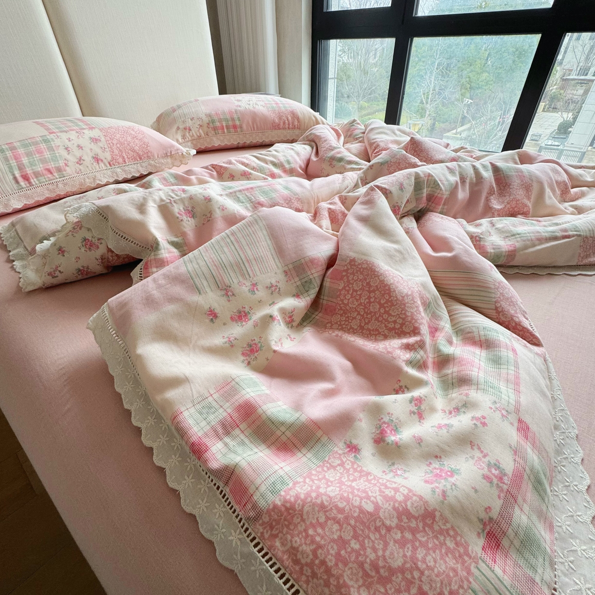 91家纺网 家纺一手货源 找家纺 8+8 （花型持续更新中）2025新款全棉双层纱镂空花边/皱皱花边四件套 田野少女