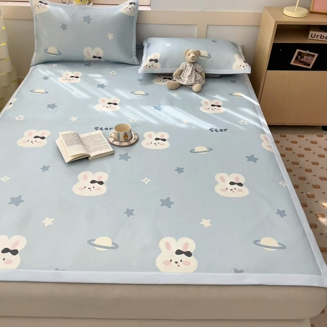 91家纺网 家纺一手货源 找家纺 绒艺席业 2025新款600D冰丝印花数码印花冰藤席卡通小清新系列 星空兔-兰