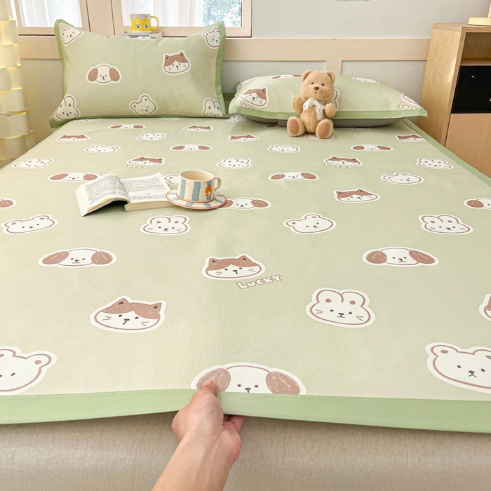 91家纺网 家纺一手货源 找家纺 绒艺席业 2025新款600D冰丝印花数码印花冰藤席卡通小清新系列 可爱三小只