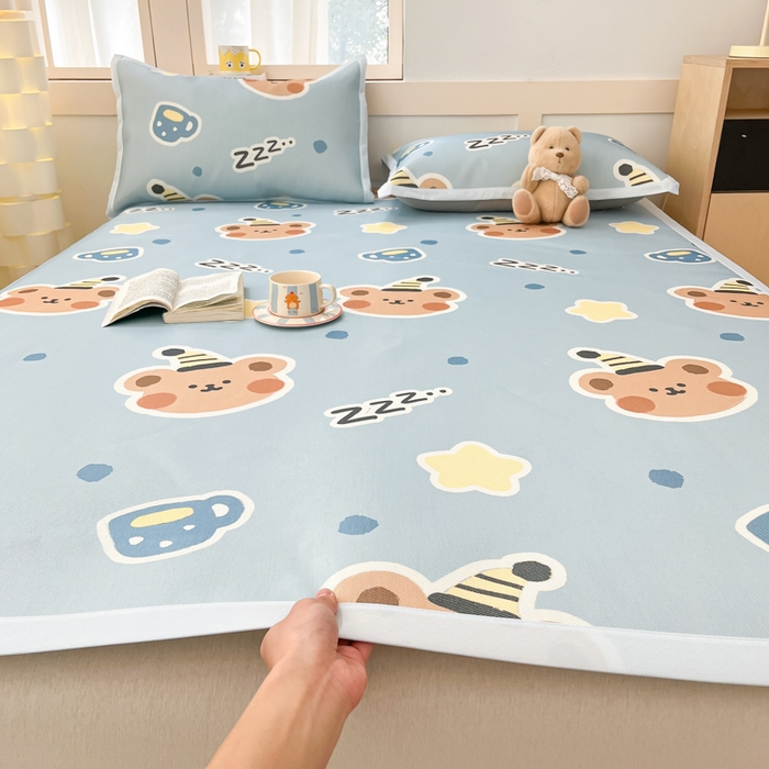 91家纺网 家纺一手货源 找家纺 绒艺席业 2025新款600D冰丝印花数码印花冰藤席卡通小清新系列 晚安小熊