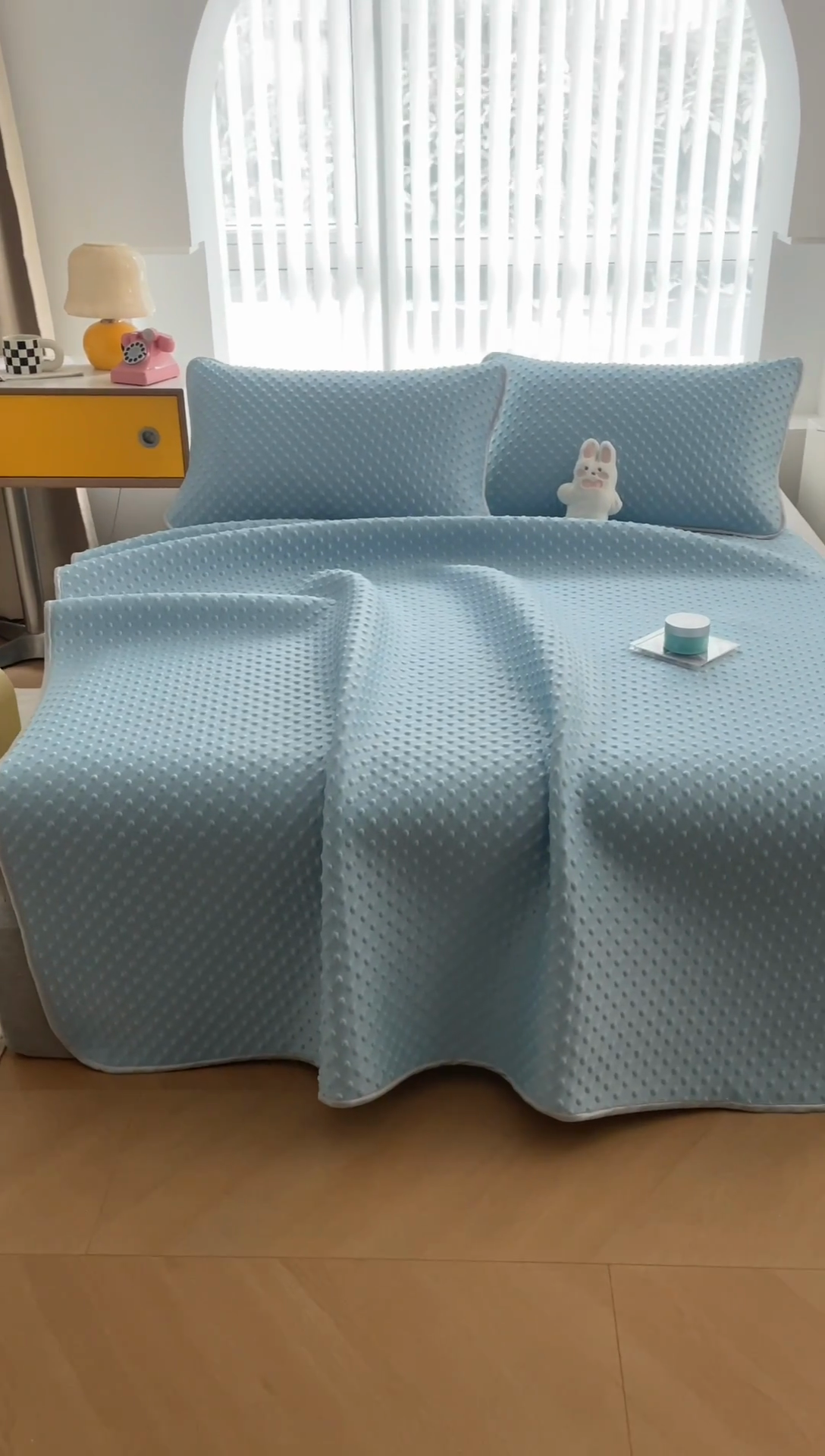 91家纺网 家纺一手货源 找家纺 默忆 2025新款3D轻奢风直播网红热款凉感丝冰豆豆三明治复合床单款凉席两件套三件套 天空蓝