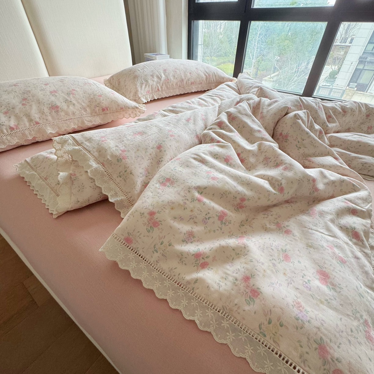 91家纺网 家纺一手货源 找家纺 8+8 （花型持续更新中）2025新款全棉双层纱镂空花边/皱皱花边四件套 蔷薇