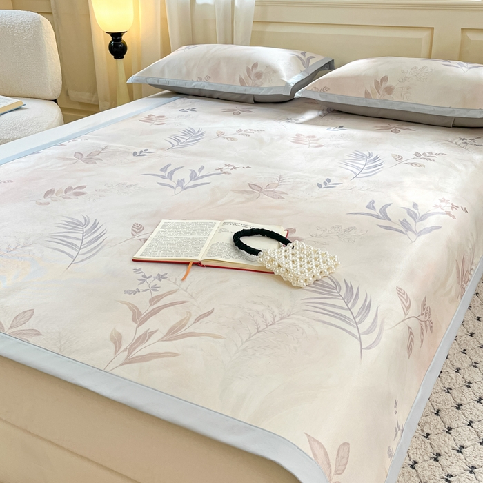 91家纺网 家纺一手货源 找家纺 绒艺席业 2025新款600D冰丝印花数码印花冰藤席赫本风系列 花影晚风