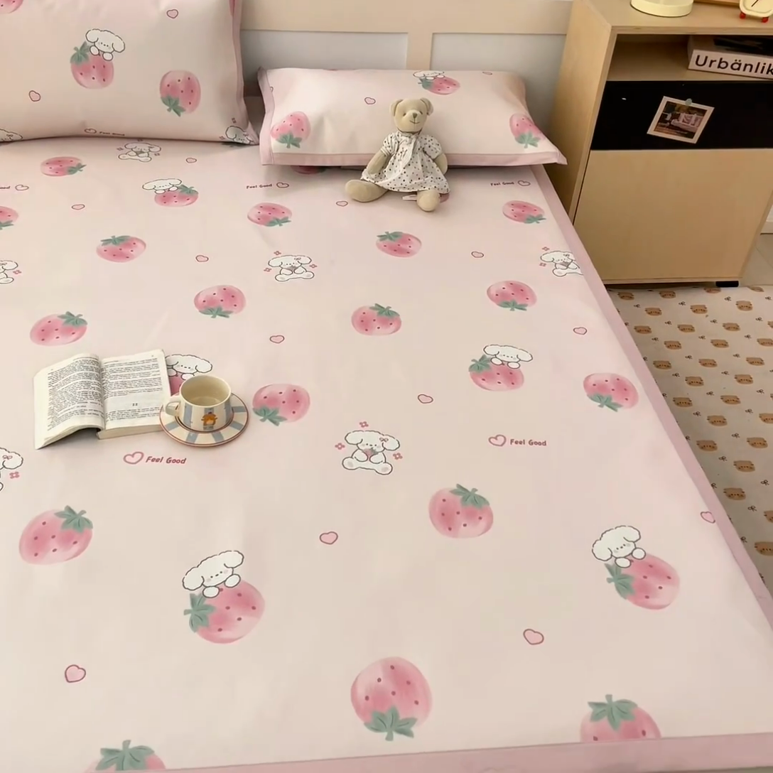 91家纺网 家纺一手货源 找家纺 绒艺席业 2025新款600D冰丝印花数码印花冰藤席卡通小清新系列 小草莓