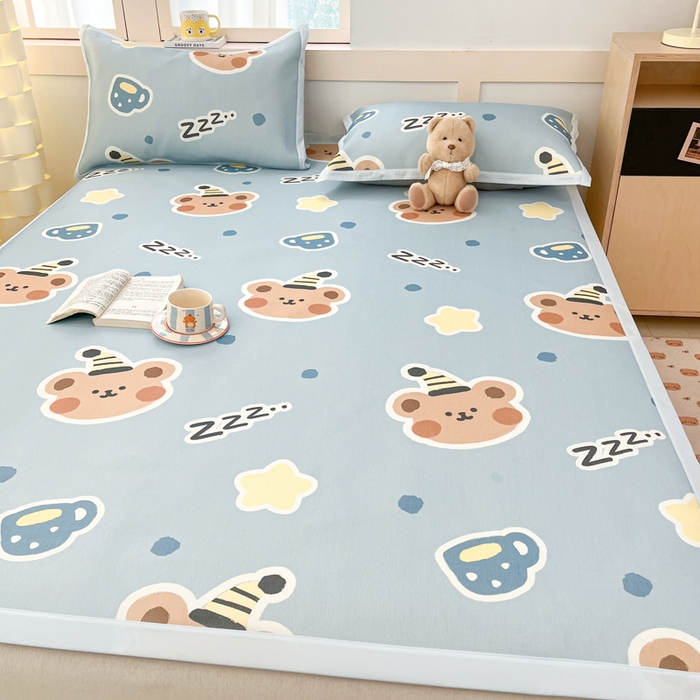 91家纺网 家纺一手货源 找家纺 绒艺席业 2025新款600D冰丝印花数码印花冰藤席卡通小清新系列 晚安小熊