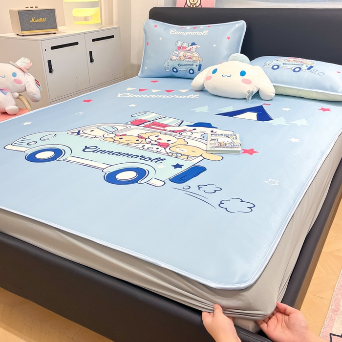 91家纺网 家纺一手货源 找家纺 暮思家居 2025新款正版授权A类大版数码印花三丽鸥可机洗1200D冰丝凉席可组合针织棉夏被四件套床笠款 床笠款-伙伴玉桂狗