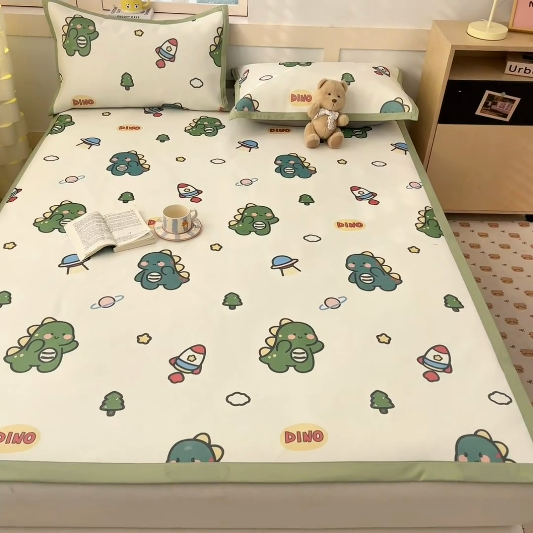 91家纺网 家纺一手货源 找家纺 绒艺席业 2025新款600D冰丝印花数码印花冰藤席卡通小清新系列 恐龙乐园