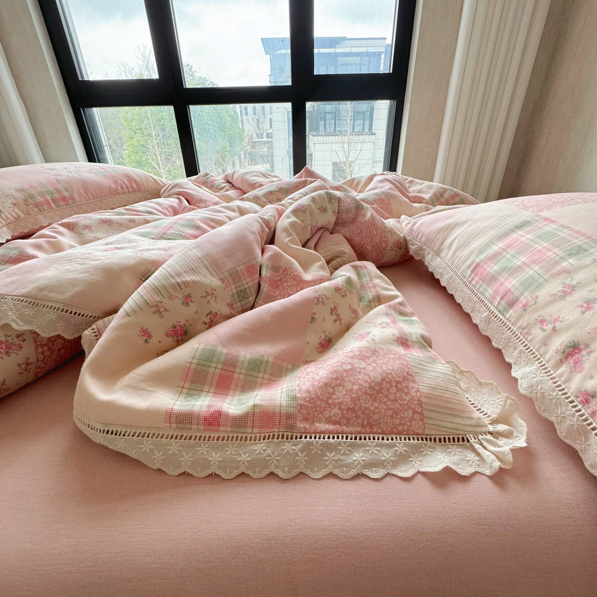 91家纺网 家纺一手货源 找家纺 8+8 （花型持续更新中）2025新款全棉双层纱镂空花边/皱皱花边四件套 田野少女