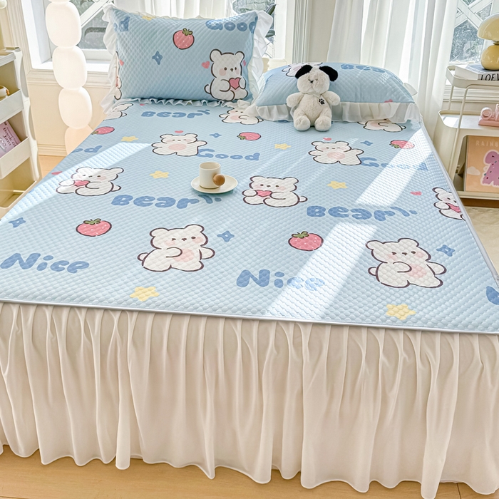 91家纺网 家纺一手货源 找家纺 康纳利2025新款A类冰豆豆床裙款凉席夏被四件套凉感丝空调被送买家秀 草莓小熊