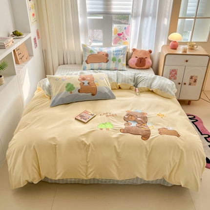 91家纺网 家纺一手货源 找家纺 优彩 2025新款数码印花贴布绣全棉四件套 春田小熊