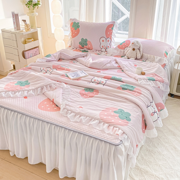 91家纺网 家纺一手货源 找家纺 康纳利2025新款A类冰豆豆床裙款凉席夏被四件套凉感丝空调被送买家秀 草莓兔