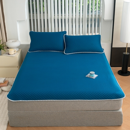 91家纺网 家纺一手货源 找家纺 默忆 2025新款3D轻奢风直播网红热款凉感丝冰豆豆三明治复合床单款凉席两件套三件套 孔雀蓝