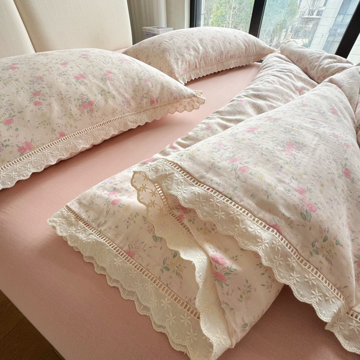 91家纺网 家纺一手货源 找家纺 8+8 （花型持续更新中）2025新款全棉双层纱镂空花边/皱皱花边四件套 蔷薇