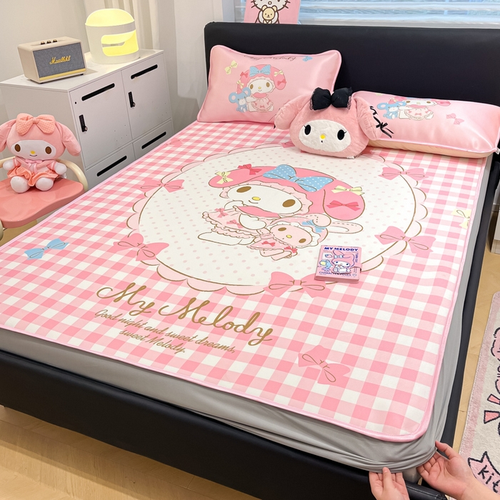 91家纺网 家纺一手货源 找家纺 暮思家居 2025新款正版授权A类大版数码印花三丽鸥可机洗1200D冰丝凉席可组合针织棉夏被四件套床笠款 床笠款-相框美乐蒂