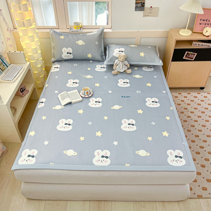 91家纺网 家纺一手货源 找家纺 绒艺席业 2025新款600D冰丝印花数码印花冰藤席卡通小清新系列 星空兔-灰