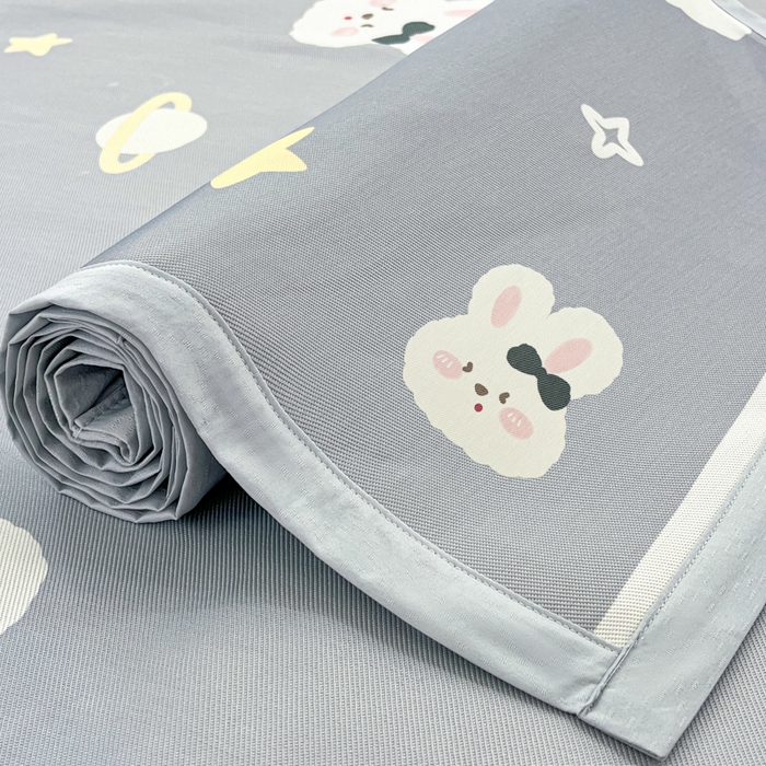 91家纺网 家纺一手货源 找家纺 绒艺席业 2025新款600D冰丝印花数码印花冰藤席卡通小清新系列 星空兔-灰