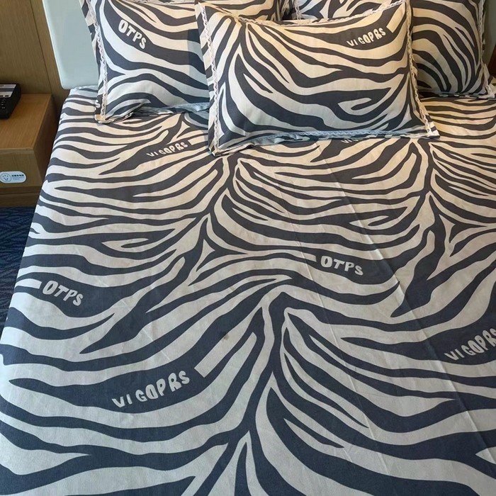 91家纺网 家纺一手货源 找家纺 仟网汇 2025全棉老粗布蕾丝花边三件套（无纺布手提包装） 斑马纹