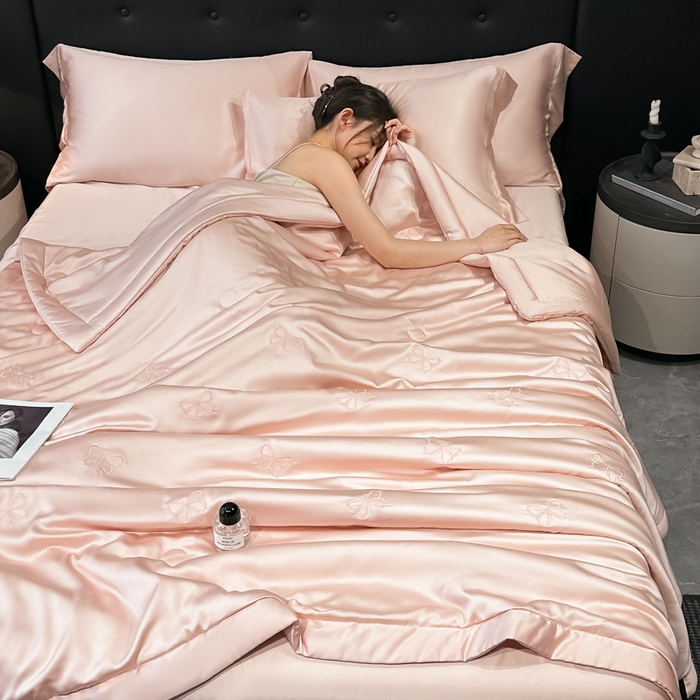 91家纺网 家纺一手货源 找家纺 满羽家纺 2025新款冰丝夏被四件套-满绣系列 迷蝶-桃粉