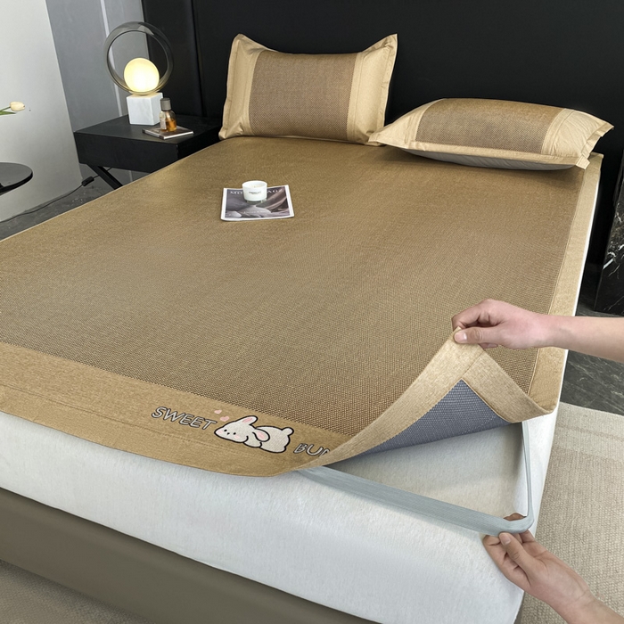 91家纺网 家纺一手货源 找家纺 莱米家纺 2025新款加厚凉感绣花冰藤席 可爱兔—金咖-凉席