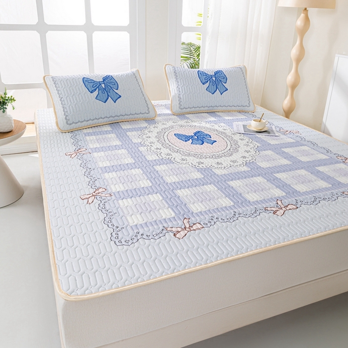 91家纺网 家纺一手货源 找家纺 美丽折2025新品6mm厚天然乳胶凉席三件套 大版印花卡通乳胶凉席平铺款 蝴蝶结