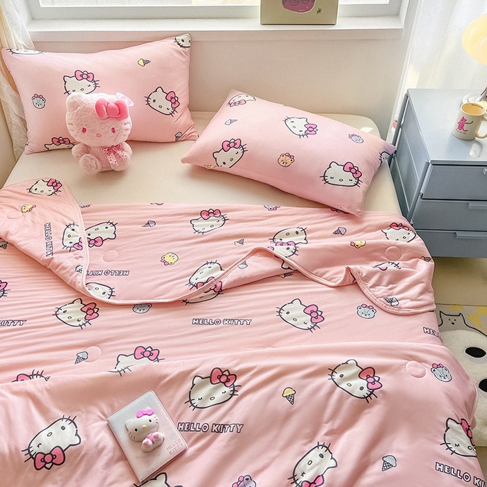 91家纺网 家纺一手货源 找家纺 金爱家2025新款A类三丽鸥正版授权高品质牛奶丝软糯针织棉大豆夏被系列详情 针织棉三丽鸥-粉粉甜筒kitty