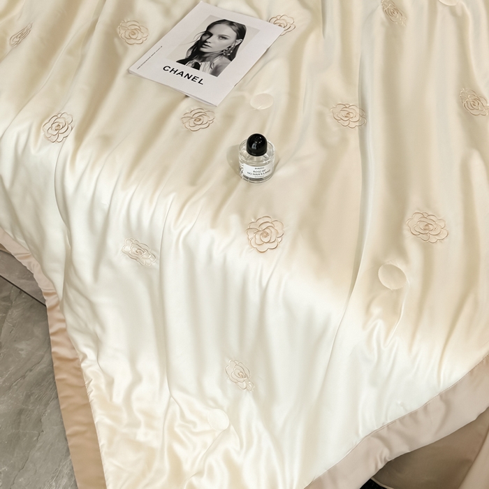 91家纺网 家纺一手货源 找家纺 满羽家纺 2025新款冰丝夏被四件套-满绣系列 山茶花-奶白咖