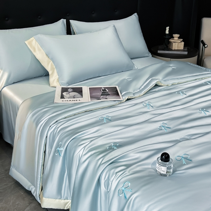 91家纺网 家纺一手货源 找家纺 满羽家纺 2025新款冰丝夏被四件套-满绣系列 蝴蝶结-清爽兰