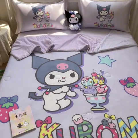 91家纺网 家纺一手货源 找家纺 博雅 2025新款 三丽鸥凉感丝夏被冰丝凉席组合四件套 开心库洛米