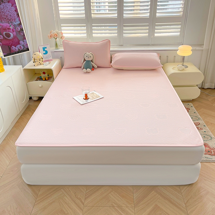 91家纺网 家纺一手货源 找家纺 迪乐妮 2025新款小冰熊凉豆豆席床笠 淑女粉-小冰熊凉豆豆席