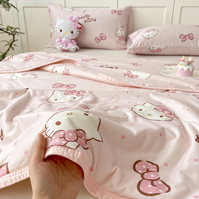 91家纺网 家纺一手货源 找家纺 桃子家居 2025新款A类三丽鸥正版授权高品质牛奶丝软糯针织棉大豆夏被系列 针织棉三丽鸥-爱心美少女kitty